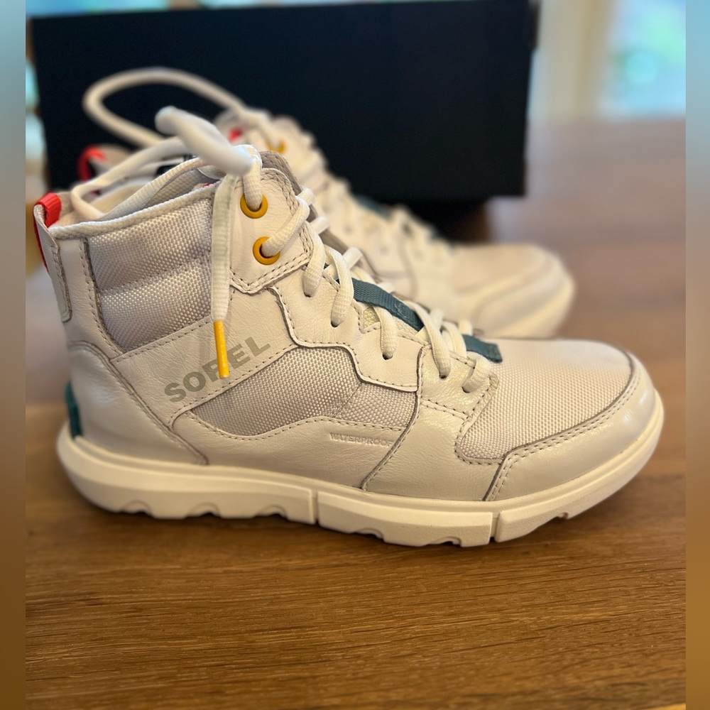 New in box Sorel Waterproof sneakers Women’s size 8